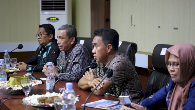 Bupati Wajo Amran Mahmud, saat menggelar Rakor Penguatan Pencegahan dan Pemberantasan Penyalahgunaan dan Peredaran Gelap Narkotika (P4GN) bersama Kepala BNNK Bone AKBP Ismail Husain, di Ruang Rapat Pimpinan Kantor Bupati Wajo, Kamis (02/06/2022). (Istimewa)