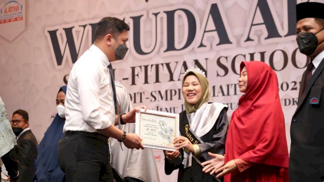 Bupati Gowa Adnan Purichta Ichsan, saat menghadiri Wisuda Akbar SIT Al-Fityan School Gowa Tahun Pelajaran 2021/2022 di Phinisi Ballroom, Claro Hotel Makassar, Kamis (02/06/2022). (Istimewa)