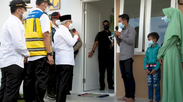 Wakil Presiden Ma'ruf Amin berbincang dengan korban erupsi Gunung Semeru yang akan menghuni Huntap. (Istimewa)