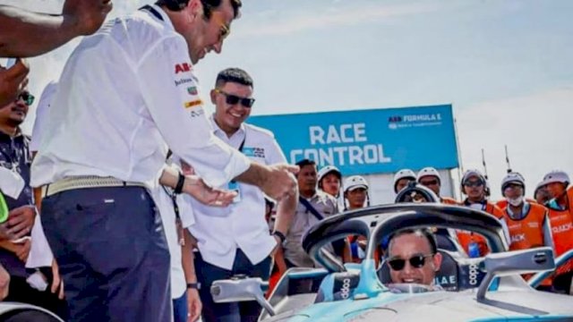 Gubernur DKI Jakarta Anies Baswedan saat mencoba mobil Formula E. (Foto: Instagram Anies Baswedan)