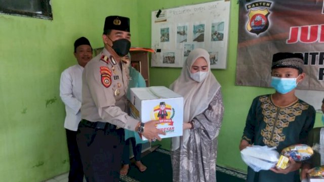 Dirpamobvit Polda Banten Kombes Pol Edy Sumardi, menyerahkan bantuan berupa sembako ke Yayasan Panti Asuhan Nurul Islam, Jumat (03/06/2022). (Istimewa)