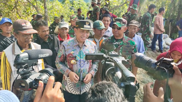 Bupati Wajo dan Pangdam Hasanuddin Pakai Motor Trail Tinjau Lokasi Pembangunan Jalan TMMD di Abbanuangnge