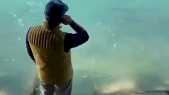 Tangkapan Layar Video Gubernur Jawa Barat Ridwan Kamil lantunkan Adzan di tepi Aungai Aare, Kota Bern, Swiss. (Istimewa)