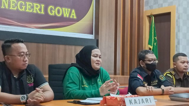 Kepala Kejaksaan Negeri Gowa Yeni Andriani saat merilis tersangka kasus korupsi dana desa di Aula Kantor Kejari Gowa, Jumat (03/06/2022). (Foto: Chaerani/Republiknews.co.id)