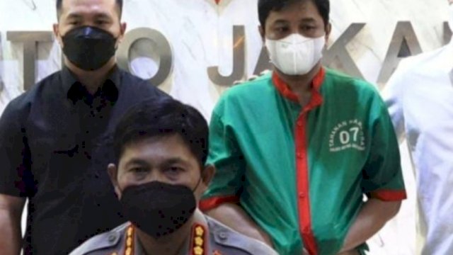 Musisi AB dihadirkan saat Press Confrence di Polres Metro Jakarta Barat. (Istimewa)
