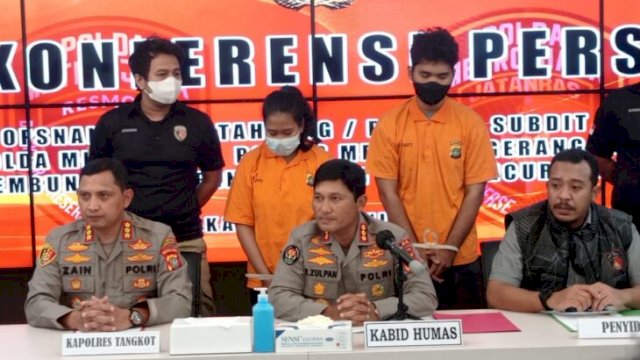Tersangka DF dan FR dihadirkan saat press conference di Polda Metro Jaya, Jumat (03/06/2022). (Foto: Wahyu Widodo/Republiknews.co.id)