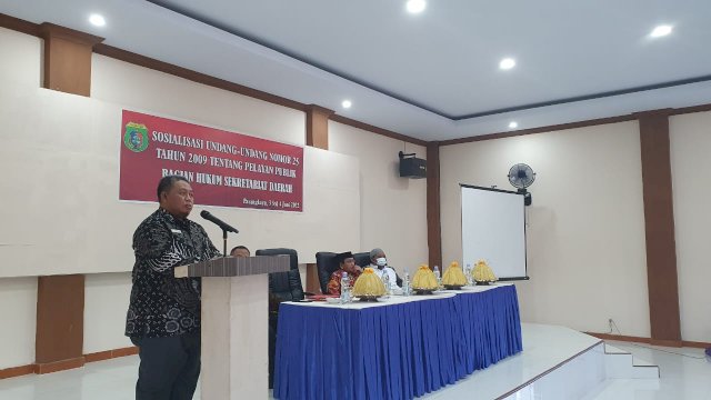 Kepala Perwakilan Ombudsman Republik Indonesia Provinsi Sulawesi Barat, Lukman Umar menjadi salah satu narasumber saat kegiatan sosialisasi Undang-Undang Nomor 25 Tahun 2009 tentang Pelayanan Publik, Jumat (03/06/2022). (Istimewa)
