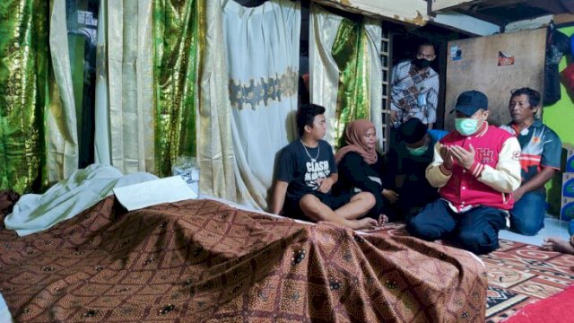 Gubernur Sulsel Andi Sudirman Sulaiman, saat melayat ke rumah duka korban meninggal di Eks Stadion Mattoanging, Jumat malam (03/06/2022). (Istimewa)