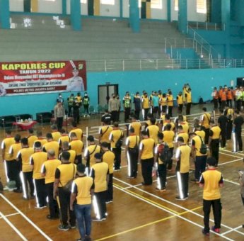 Sambut HUT Bhayangkara ke-76, Polres Jakbar Gelar Lomba Badminton
