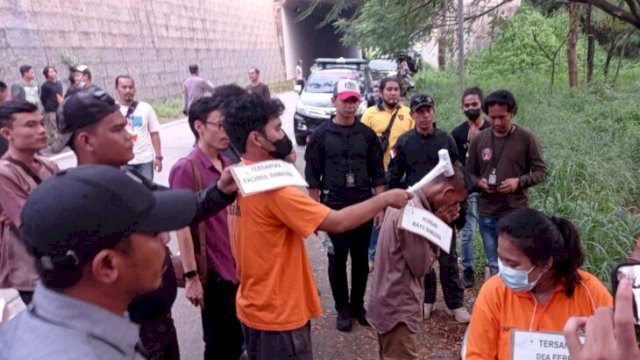 Reka ulang sepasang kekasih yang membunuh seorang pria di pintu Tol Tangerang, Jumat (03/06/2022). (FOTO. Wahyu Widodo/republiknews.co.id)
