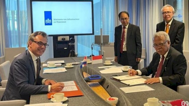 Menteri PUPR Basuki Hadimuljono dengan Menteri Infrastruktur dan Sumberdaya Air Kerajaan Belanda Mark Harbers lakukan penanda tanganan MOU Sumber Daya Air di Den Haag, Jumat (03/06/2022). (Ist)