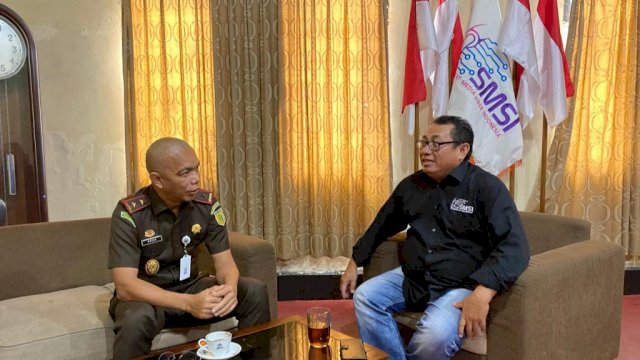 Kepala Kejaksaan Tinggi DKI Jakarta, Reda Manthovani, berbincang dengan Ketua Umum SMSI, Firdaus. (Istimewa)