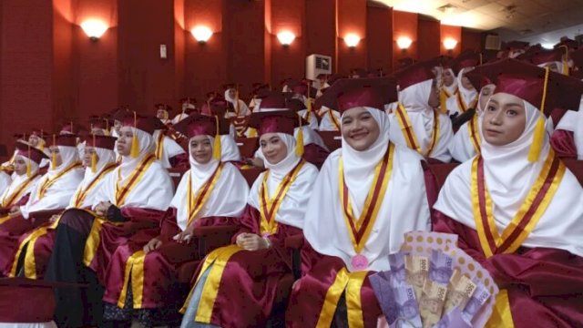 Sejumlah siswa-siswi SPIDI Maros mengikuti wisuda yang berlangsung di Ballroom Phinisi Universitas Negeri Makassar (UNM), Sabtu (04/06/2022). (Chaerani)