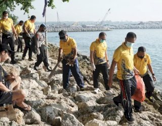 Jelang HUT Bhayangkara ke-76, Polresta Denpasar Baksos Bersih-bersih Pantai