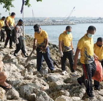 Jelang HUT Bhayangkara ke-76, Polresta Denpasar Baksos Bersih-bersih Pantai