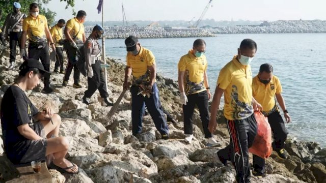 Personil Polresta Denpasar antusias bersih-bersih Pantai Dalam Rangka Baksos Peringatan Hari Ulang Tahun Bhayangkara ke-76. (Istimewa)