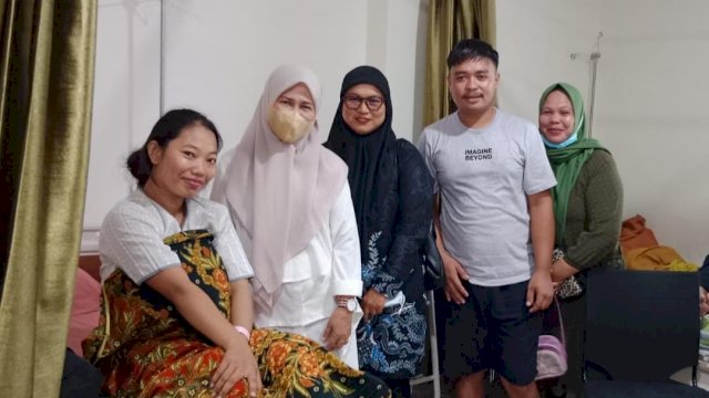 Tim Andalan Sulsel Peduli bersama Direktur Rumah Sakit Ibu dan Anak Pertiwi Makassar menjenguk pasien yang baru saja melahirkan. (Istimewa)