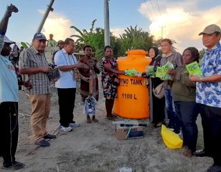 Tepati Janji Reses, Sulaeman Hamzah dan Fauzun Nihayah Serahkan Bantuan Aspirasi