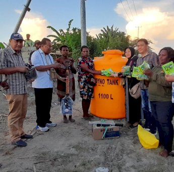 Tepati Janji Reses, Sulaeman Hamzah dan Fauzun Nihayah Serahkan Bantuan Aspirasi