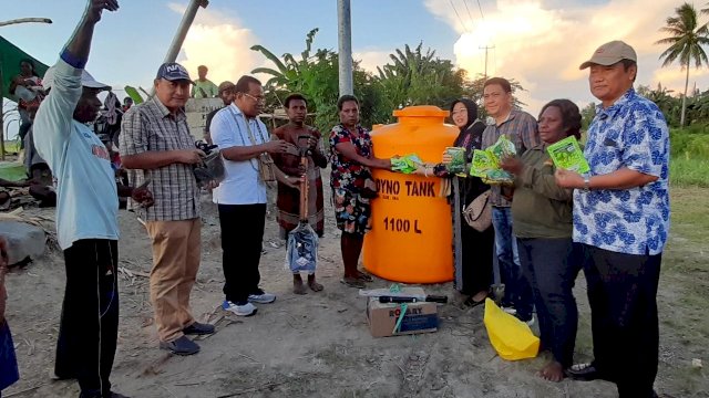 Penyerahan bantuan aspirasi oleh Anggota DPR RI Sulaeman L Hamzah kepada warga Mangga Dua, Kabupaten Merauke, Papua. (Foto Hendrik/Republiknews.co.id)