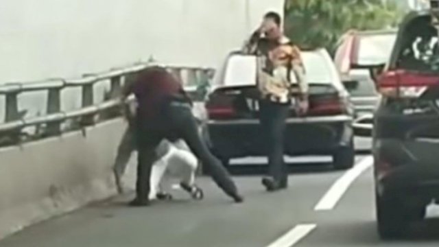 Tangkapan Layar Video pemukulan pengemudi mobil Plat RFH dengan warga, di Jalan Gatot Subroto Jakarta, Sabtu (04/06/2022). (Istimewa)