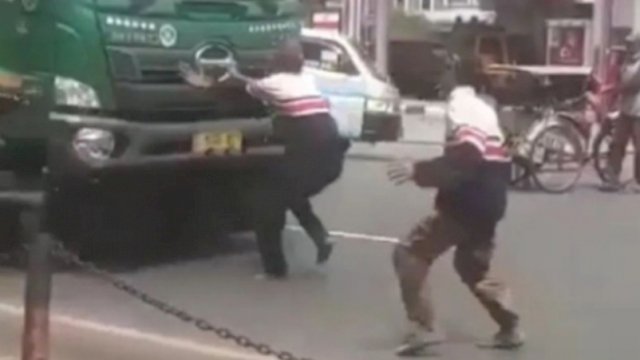 Tangkapan layar video aksi nekat Remaja di Tangerang, Banten, menghentikan Truk pengangkut kontainer di jalan raya. (Istimewa)
