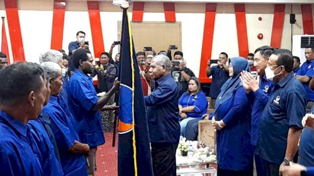 Penyerahan Petaka oleh Ketua DPW Partai NasDem Provinsi Papua Mathius Awoitauw, kepada pengurus DPC Partai NasDem di Merauke. (Foto: Hendrik/Republiknews.co.id)