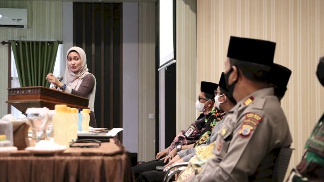Bupati Luwu Utara, Indah Putri Indriani saat membuka Manasik Haji di Aula Lagaligo Kantor Bupati Luwu Utara. Sabtu (04/05/2022)