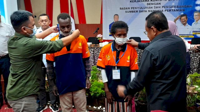 Penyematan baju dan tanda pengenal peserta Bimtek Kelembagaan Petani Papua. ( Foto: Hendrik/Republiknews.co.id)