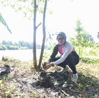 Indah Pimpin Penanaman 200 Bibit Pohon di Bantaran Sungai Baliase