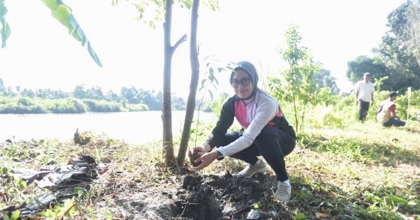 Indah Pimpin Penanaman 200 Bibit Pohon di Bantaran Sungai Baliase