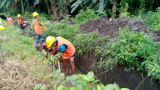 Proses normalisasi saluran irigasi untuk persawahan di Leworeng di Kabupaten Soppeng. (Istimewa)