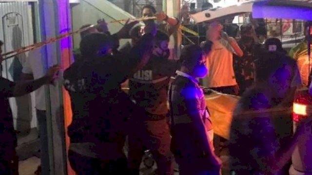 Tim Infasi saat mengevakuasi jasad korban, di Losmen Nurwati, Jalan Muchran Ali-Sampit, Kelurahan Baamang Tengah, Kecamatan Baamang, Kabupaten Kotawaringin Timur, Kalteng, Sabtu (04/06/202). (Istimewa)