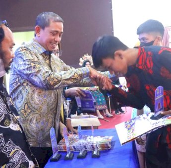 Hadiri Pisah Tamat SMPN 2 Sengkang, Amran Mahmud Harap Siswa Tingkatkan Kemampuan Literasi