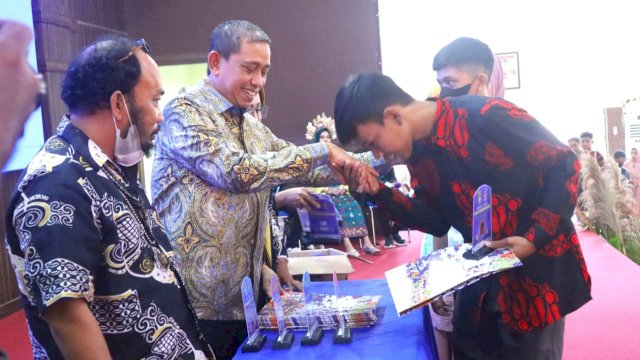 Bupati Wajo Amran Mahmud, memberikan Ijazah saat mengadiri Pisah Tamat Siswa-Siswi SMPN 2 Sengkang, Minggu (05/06/2022). (Istimewa)