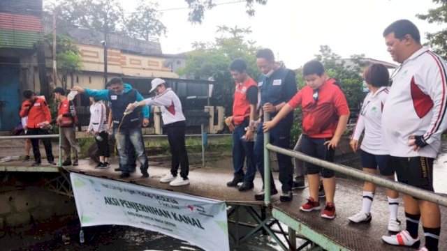 Bakti Sosial Pembersihan Kanal Pabaeng-Baeng Kota Makassar oleh PMI bekerjasama dengan International Nature Loving Association (INLA) Indonesia Sulawesi Selatan, Minggu (05/06/2022). (Istimewa)