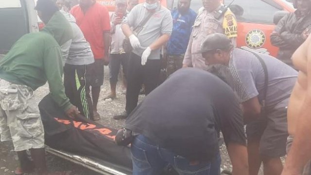 Jenazah korban saat dievakuasi petugas kepolisian bersama warga di TKP. (Istimewa)