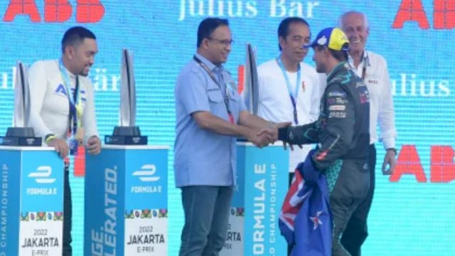 Gubernur Anies Baswedan saat di Podium penyerahan piala Formula E Jakarta. (FOTO. Antara)