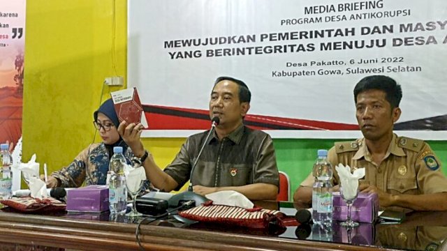 Direktur Pembinaan Peran Serta Masyarakat KPK RI Kumbul Kusdwidjanto Sudjadi, saat menjelaskan terkait program Desa Anti Korupsi di sela-sela Media Briefing Kick Off Program Desa Antikorupsi di Aula Desa Pakatto, Kantor Desa Pakatto, Kecamatan Bontomarannu, Senin (06/06/2022). (Foto: Chaerani/Republiknews.co.id)