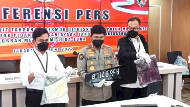 Jajaran Polda Metro Jaya menunjukkan barang bukti pelaku pemukulan anak Anggota DPR RI Fraksi PDIP dalam Press Conference, Senin (06/06/2022). (FOTO. Wahyu Widodo/republiknews.co.id)