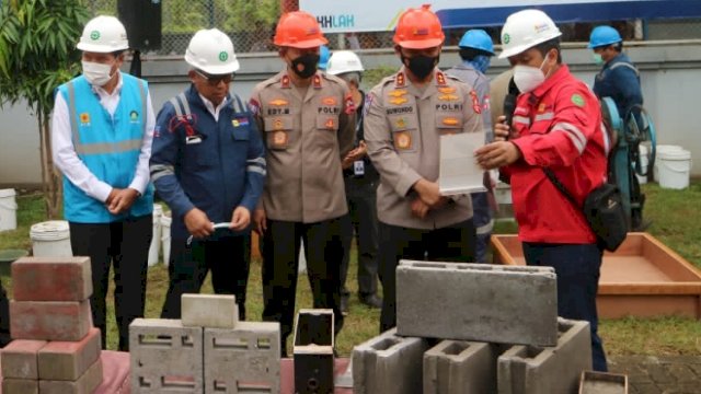 Kakorbinmas Irjen Pol Suwondo Nainggolan menyaksikan hasil pelatihan dari limbah yang dapat digunakan menjadi Paving Block , Conblock dan material lainnya. (Ist)