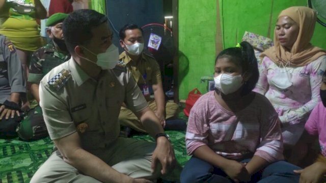 Wali Kota Samarinda Andi Harun, saat berkunjung ke rumah MF. (Istimewa)