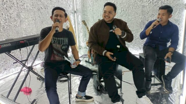 Ketua Umum Samarinda Muda Affif Rayhan Harun (tengah), didampingi Ketua Harian Garin Yudha Primaditya (kanan), di Kedai Kopi Sebalas, Kota Samarinda, Minggu (05/06/2022). (Istimewa)