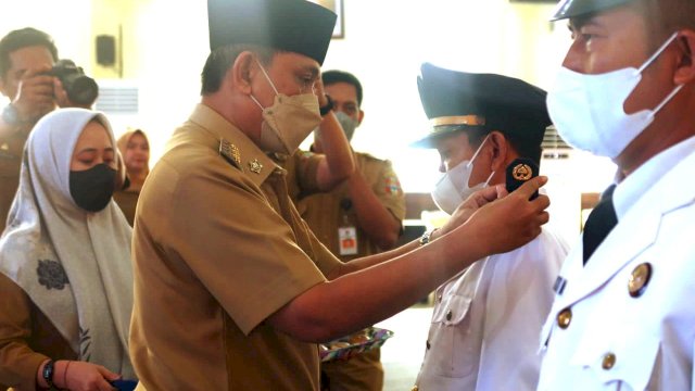 Bupati Wajo Amran Mahmud, saat memasangkan tanda Pangkat ke Pejabat Lingkup Pemkab Wajo yang dilantik, Senin (06/06/2022). (Istimewa)