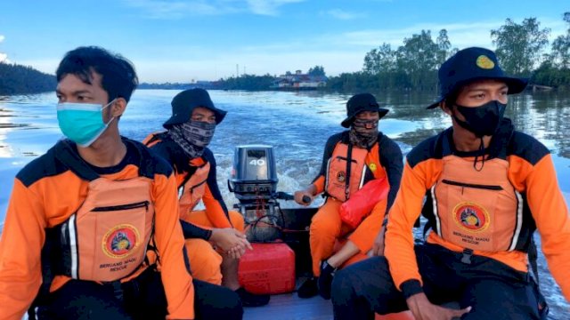 Tim Basarnas Samarinda saat melakukan pencarian terhadap remaja yang terjatuh di Sungai Mahakam, Senin (06/06/2022). (Istimewa)