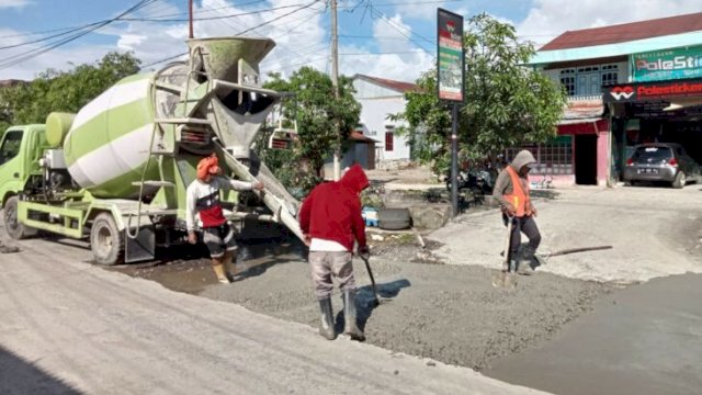 Bidang Bina Marga Pemkab Mamuju lakukan perbaikan Jalan. (Istimewa)