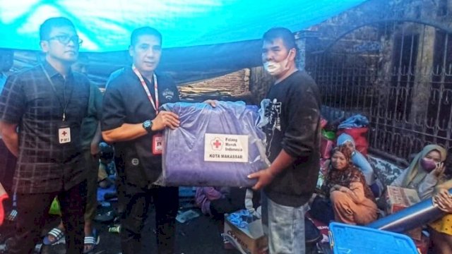 Ketua PMI Kota Makassar Syamsu Rizal (Deng Ical), didampingi Wakil Ketua PMI Andi Fauzi Wawo, menyerahkan bantuan untuk korban Kebakaran di Jalan Maccini, Senin (06/06/2022). (Istimewa)