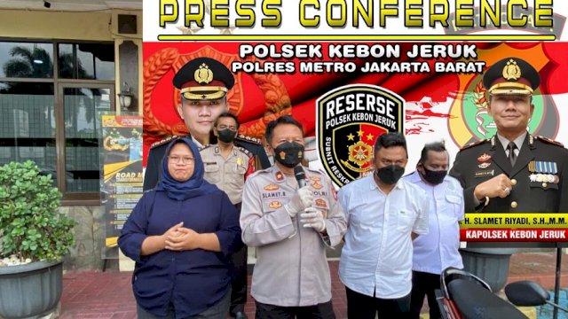 Kapolsek Kebon Jeruk Polres Metro Jakarta Barat Kompol Slamet Riyadi, di dampingi Kanit Reskrim Akp M Trisno saat Press Confrence, Senin (06/06/2022). (Istimewa)