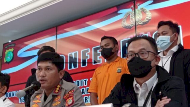 Tersangka FM dihadirkan saat Press Confrence di Polda Metro Jaya, Senin (06/06/2022). (Foto: Wahyu Widodo/Republiknews.co.id)