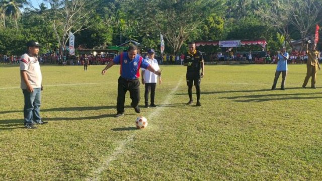 Bupati Manggarai Timur Andreas Agas,  menendang bola tanda pembukaan Secara Resmi Liga Pelajar di Manggarai Timur, NTT, Senin (06/06/2022). (Foto: Yos Syukur/Republiknews.co.id)
